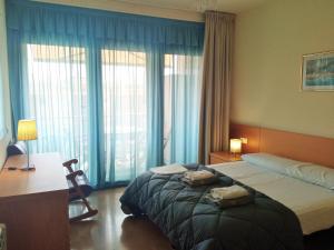 Habitación de hotel con cama, escritorio y ventana en Apartamento Ainara Garden Family, en Lloret de Mar
