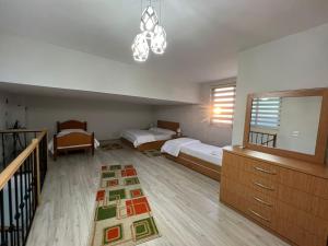 Giường trong phòng chung tại Shkodra Duplex Apartment