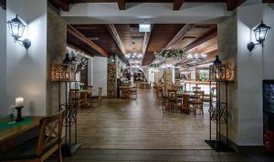 Reštaurácia alebo iné gastronomické zariadenie v ubytovaní Leśne Patio