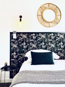 Llit o llits en una habitació de Hôtel Gaspard
