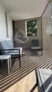 卡奧萊的住宿－Villa Alcova，客厅配有吊床和秋千