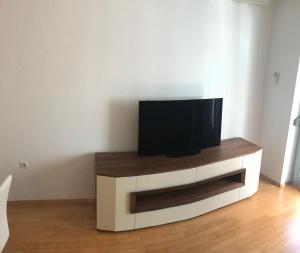 einen Flachbild-TV auf einem Stand in einem Wohnzimmer in der Unterkunft Apartment Angela with private garage slot in Pula