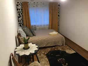 Camera piccola con letto e tavolo di First Price a Rēzekne