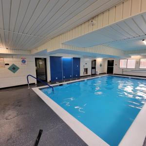 a large blue swimming pool in a building at Remembrance Inn Gettysburg in Gettysburg