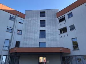 ein hohes weißes Gebäude mit vielen Fenstern in der Unterkunft Apartment Angela with private garage slot in Pula