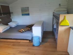 een kleine kamer met een bed en een bureau bij Guldborg Camping & Cottages in Guldborg