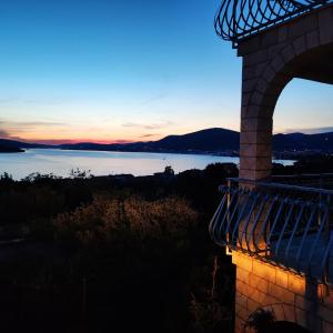 トロギールにあるDream View Apartments Dalmatiaの日没時の建物から湖の景色