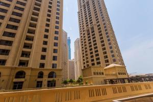 deux grands bâtiments au milieu d'une ville dans l'établissement Keysplease Modern 1 BR Beach Apt 07A Murjan 1, JBR, à Dubaï