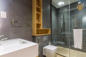 a bathroom with a shower and a toilet and a sink at Keysplease Modern 1 BR Beach Apt 07A Murjan 1, JBR in Dubai