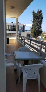 阿依納帕的住宿－Simos Magic Hotel Apts，美景阳台配有桌椅