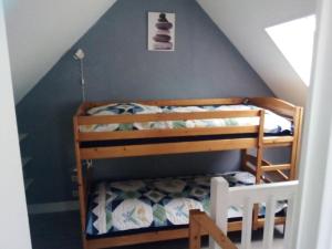 Двухъярусная кровать или двухъярусные кровати в номере Maisonnette VUE MER PANORAMIQUE Trestel plage 4 personnes