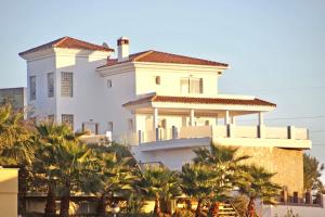 Sitio de CalahondaにあるModern villa with Heated Pool, Jacuzzi, Sauna, sleeps 10のヤシの木が目の前に広がる白い家