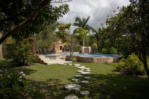 - un jardin avec des marches autour d'une piscine dans l'établissement Espectacular cómoda villa de campo con Piscina, à Papagalleros