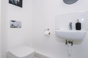 Kylpyhuone majoituspaikassa Rest&Recharge at Ridgefield House (5 Bedrooms, 8 Beds, 2 Bathrooms, Free parking)