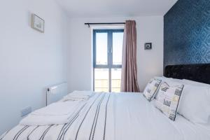 Un pat sau paturi într-o cameră la Rest&Recharge at Ridgefield House (5 Bedrooms, 8 Beds, 2 Bathrooms, Free parking)