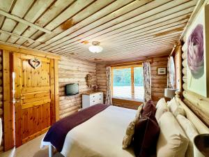 1 dormitorio con 1 cama en una cabaña de madera en Lindley Log Cabin en Lincoln