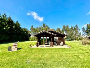 Taman di luar Lindley Log Cabin