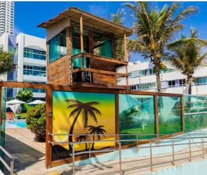 una casa con una pintura en un lado de un edificio en Ponta Negra Beach Apts 507 e 501, en Natal