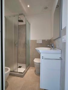 W łazience znajduje się prysznic, umywalka i toaleta. w obiekcie Iside Accommodations w mieście Olbia