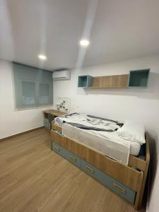 Łóżko lub łóżka w pokoju w obiekcie Apartamento El Palo Beach