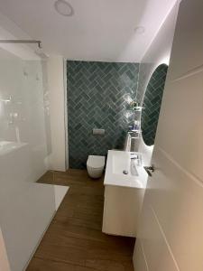 łazienka z toaletą, umywalką i prysznicem w obiekcie Apartamento El Palo Beach w Maladze