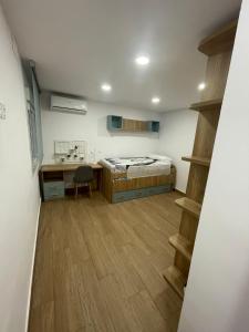 sypialnia z łóżkiem, biurkiem i umywalką w obiekcie Apartamento El Palo Beach w Maladze