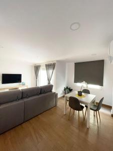 salon z kanapą i stołem w obiekcie Apartamento El Palo Beach w Maladze +20 zdjęć