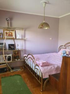 Un pat sau paturi într-o cameră la Meriland Kosmaj