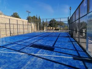 a tennis court with a net on it at Cumbre Las Jarras in Polop