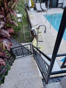 un patio con sillas y una piscina en Apart Costa Norte en Federación