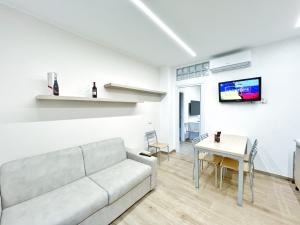 ein Wohnzimmer mit einer Couch und einem Tisch in der Unterkunft Luxury Tugurio in Arma di Taggia