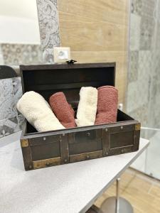 una caja de madera llena de toallas en una mesa en Luxury Tugurio, en Arma di Taggia
