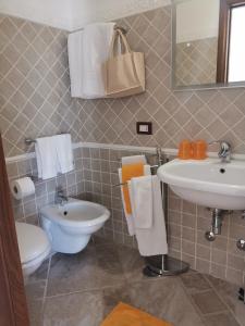La salle de bains est pourvue d'un lavabo et de toilettes. dans l'établissement Ipazia Capri, à Anacapri