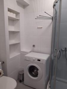 łazienka z toaletą i pralką w obiekcie Żwirki centrum w mieście Skierniewice