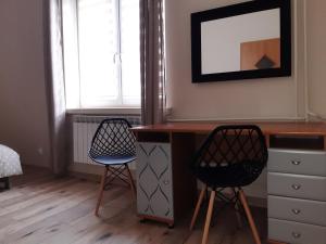 - biurko i 2 krzesła w pokoju w obiekcie Żwirki centrum w mieście Skierniewice