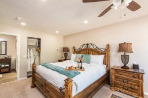 - une chambre avec un lit et un ventilateur de plafond dans l'établissement Whispering Creek Bed & Breakfast, à Sedona