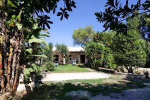 a view of the house from the garden at Missipezza Residence a Frassanito in Alimini