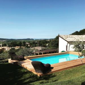 Bazén v ubytovaní Agriturismo Maison 1933 alebo v jeho blízkosti
