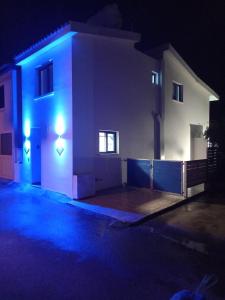 ラルナカにあるIl Mareの夜の青い照明が付く白い建物