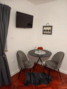 Televízia a/alebo spoločenská miestnosť v ubytovaní Apartments Benic