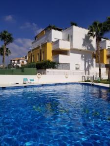 una gran piscina frente a un edificio en Rincón del Salar, en Playas de Vera