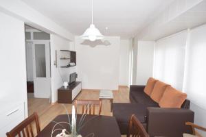 - un salon avec un canapé et une table dans l'établissement Apartamento en Carnota, à Carnota