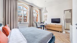 Televízia a/alebo spoločenská miestnosť v ubytovaní Grey Apartments - Waterlane Vintage