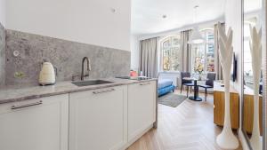 Kuchyňa alebo kuchynka v ubytovaní Grey Apartments - Waterlane Vintage + 14 fotografií
