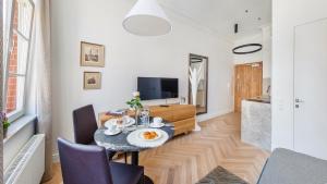 Televízia a/alebo spoločenská miestnosť v ubytovaní Grey Apartments - Waterlane Vintage