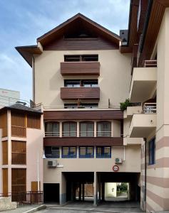 ein Apartmenthaus mit braunem Dach in der Unterkunft Studio Brides les Bains Savoie in Brides-les-Bains