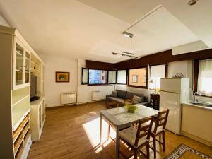 kuchnia i salon ze stołem i krzesłami w obiekcie Mundaka Home w mieście Mundaka