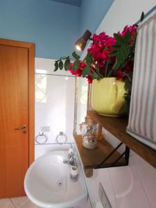 A bathroom at L'oasi nello Zingaro
