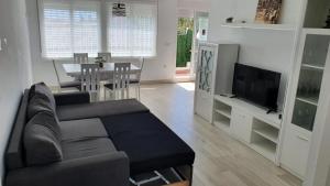 TV a/nebo společenská místnost v ubytování CALA HOUSE II Luminoso adosado con vistas,piscina comunitaria y parking incluido
