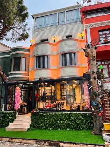 ein großes Haus mit Orange und Weiß in der Unterkunft Apex Hotel in Istanbul